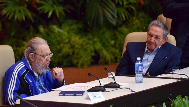 Fidel y Raúl Castro durante la clausura del séptimo cónclave del Partido Comunista de Cuba.