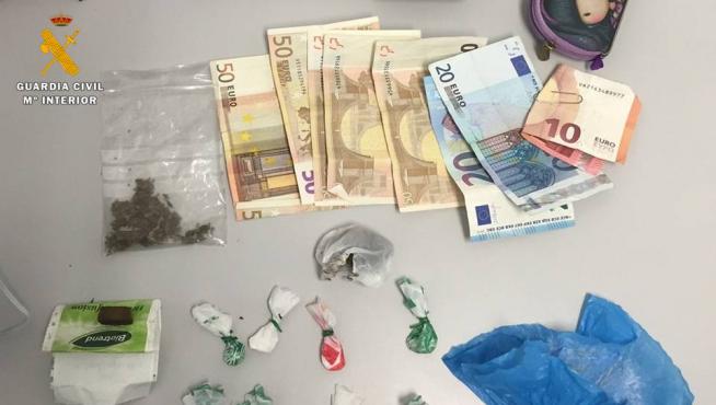 La detenida opuso resistencia a la Guardia Civil en el momento de la detención.