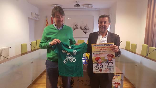 Enrique Ascaso, secretario de la peña ciclista Edelweiss, y Jesús Lasierra  alcalde de Sabiñánigo, en la presentación de la Mini Quebrantahuesos de Sabiñánigo.