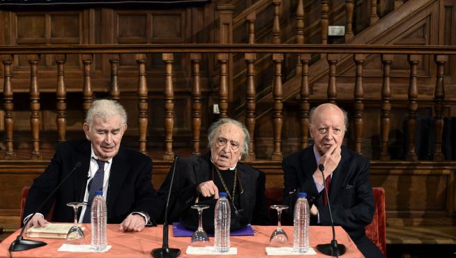 Los escritores Antonio Gamoneda, Rafael Sánchez-Ferlosio y Jorge Edwards durante el encuentro previo a los Premios Cervantes.