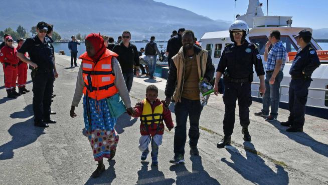 Imágenes de la llegada de los supervivientes del naufragio a Kalamata, Grecia.