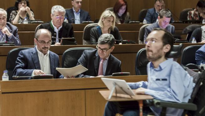 Echenique pasa ante Lambán, en una imagen de archivo