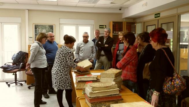 Los usuarios de la Biblioteca Pública de Soria han paseado este jueves por los "libros raros y curiosos de la época del Quijote"