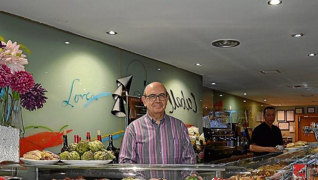 Santiago Sánchez, propietario de Caball, en la barra del establecimiento.