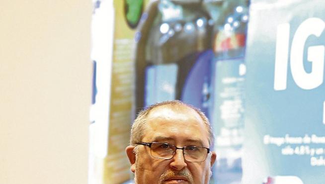 Rafael de la Fuente, con el diploma acreditativo del accésit.