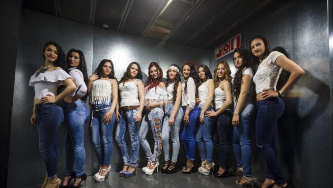 Tania Giménez, la segunda de derecha a izquierda, es la ganadora del certamen Miss Gitana Aragón.