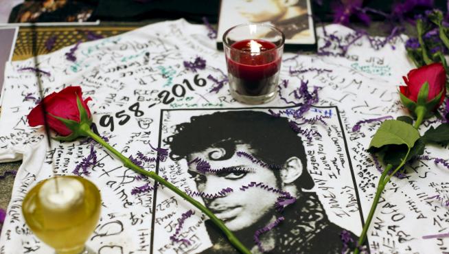 Velas y flores en recuerdo del artista.