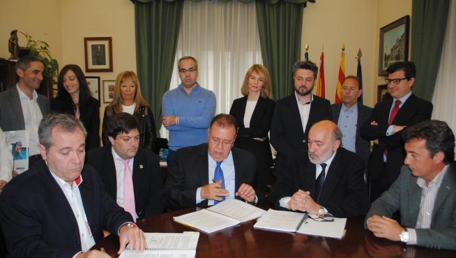 Firma del alcalde de la localidad, José Manuel Aranda, el concejal de Industria, Rafael Rincón, y los empresarios.