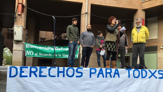 Vigilia por los refugiados en la plaza San Bruno de Zaragoza.