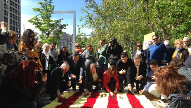 Santisteve, Pérez y otros políticos colaboran en la elaboración de la bandera de Aragón.