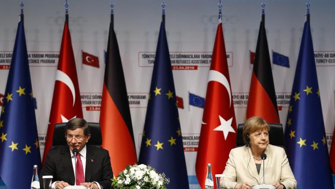 Angela Merkel y Ahmet Davutoglu