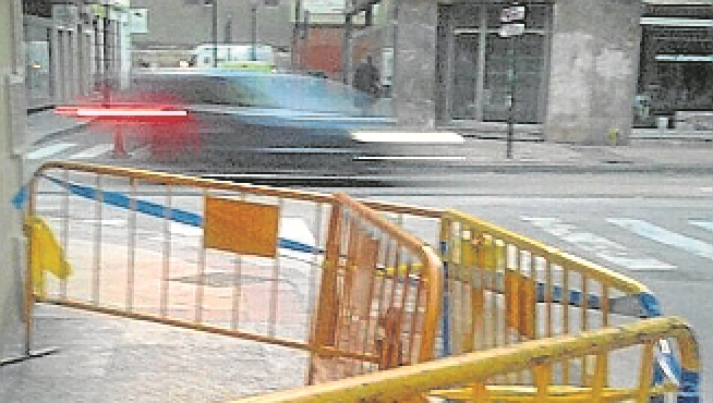 Un agujero de metro y medio en la calle de Santo Dominguito de Val.