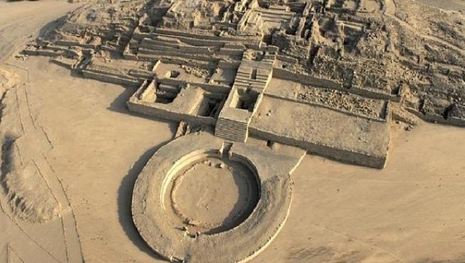 Antigua ciudad de Caral, de cuya civilización provenía la momia hallada en Perú.