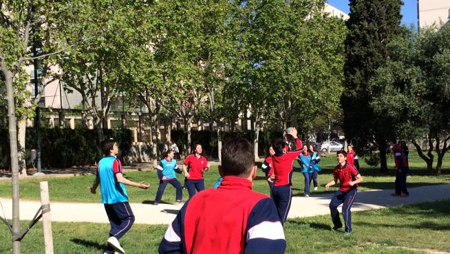 Estudiantes de secundaria participan en el 'Día de la Educación Física en la calle'.
