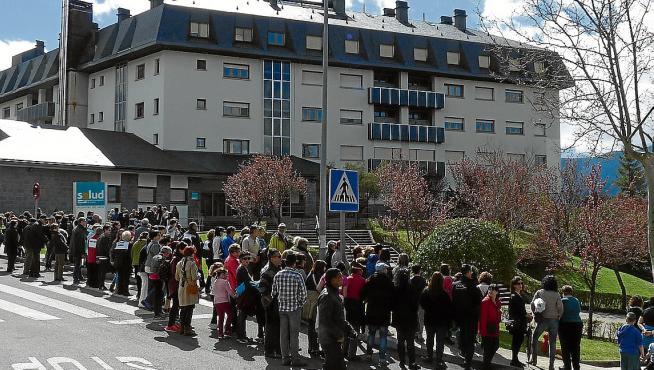 Una gran cadena humana formada por casi 2.000 personas rodeó el 17 de abril el hospital  de Jaca para exigir, una vez más, que se cumpliera la cartera de servicios asignada a este centro y para que los habitantes  puedan tener una sanidad de calidad.