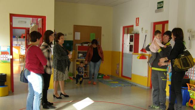 Varias familias visitan la escuela infantil de Tarazona.