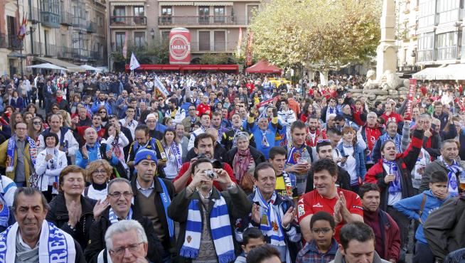Aficionados del Real Zaragoza, junto a los numantinos, en una abarrotada Plaza Mayor de Soria antes del partido de la pasada temporada en Los Pajaritos.