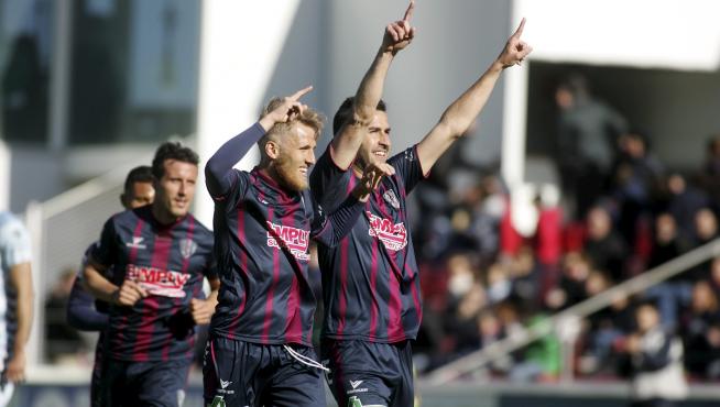 Los jugadores del Huesca celebran uno de los goles del partido.