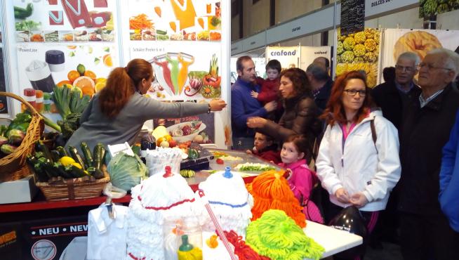 Visitantes en la Feria Agrícola, Comercial y Ganadera de Valdejalón (Valga) en Épila.