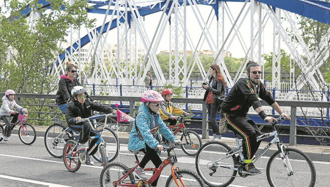 El colectivo Pedalea organizó una bicicletada que partió del puente de Hierro.