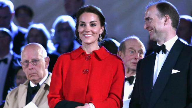 Kate Middleton y el aclamado abrigo rojo de Zara.