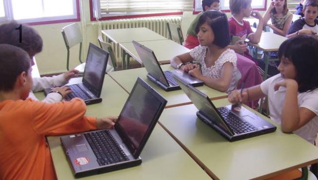 Imagen de archivo de alumnos con portátiles en un colegio de Jaca.