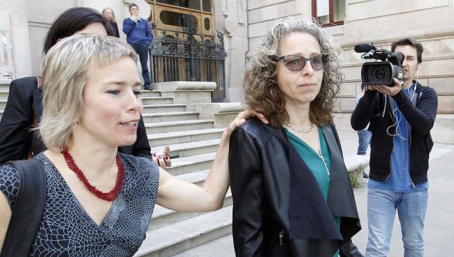 Ester Quintana (dcha.) junto a su abogada, Laia Serra, a su salida de la Audiencia de Barcelona.