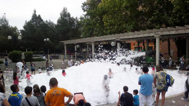 Baño de espuma en las fiestas de Parque Goya de 2015.