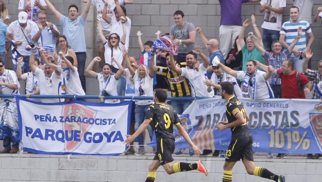 Borja Bastón celebra junto a Álamo el gol que supuso el 0-1 y el triunfo final del Real Zaragoza el año pasado en el estadio Palamós-Costa Brava ante el Llagostera.
