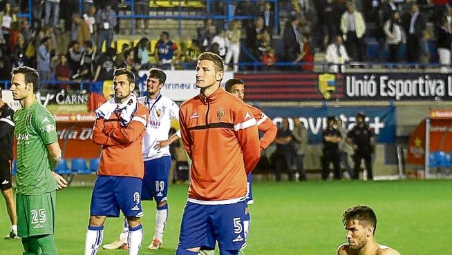 Manu Herrera, Dorca, Morán, Rubén, Pedro detrás y Cabrera, al final del partido de Palamós.