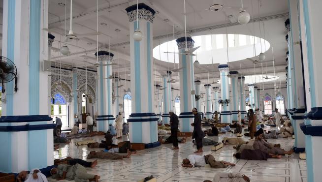 Musulmanes pakistanís descansan en una mezquita durante el Ramadán