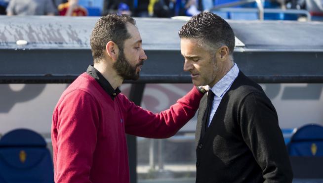 Pablo Machín saluda a Lluís Carreras en la última visita del Girona al Real Zaragoza en La Romareda, en la que los gerundenses se impusieron 0-3, repitiendo en marcador de la promoción del año pasado.