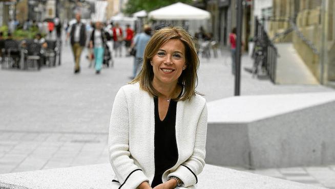 Ana Alós, en la zona peatonal de Huesca, el proyecto estrella de su mandato como alcaldesa.