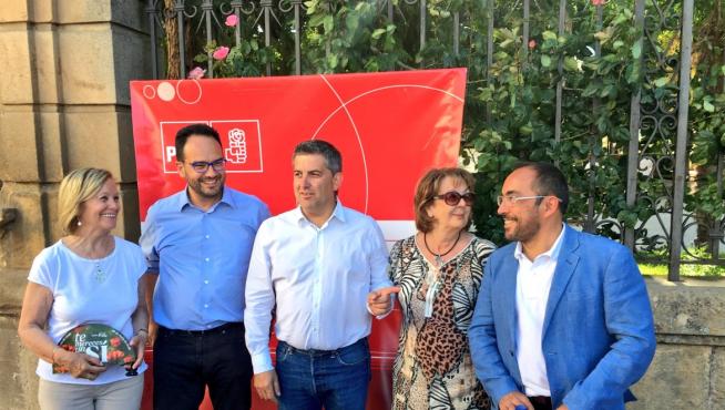 El portavoz del grupo parlamentario del PSOE, Antonio Hernando (2i), junto a los candidatos socialistas al Congreso y Senado y otros representantes.