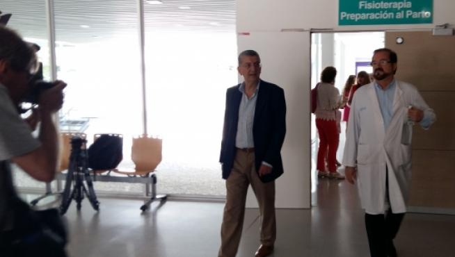 El consejero de Sanidad, Sebastián Celaya, en su visita al centro de salud de Valdespartera