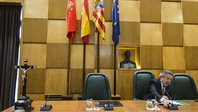 El anterior Gobierno. La decisión de nombrar por libre designación a los altos cargos fue tomada por el anterior Ejecutivo local, del PSOE, que estaba presidido por Juan Alberto Belloch en la imagen de archivo, en un pleno.