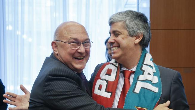 El ministro portugués de Finanzas, Mário Centeno (dcha.), abraza a su homólogo francés, Michel Sapin.