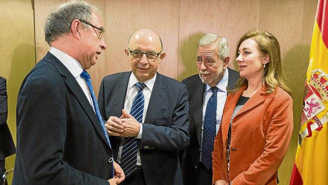 El consejero Fernando Gimeno, junto al ministro Montoro y los altos cargos Beteta y Fernández.