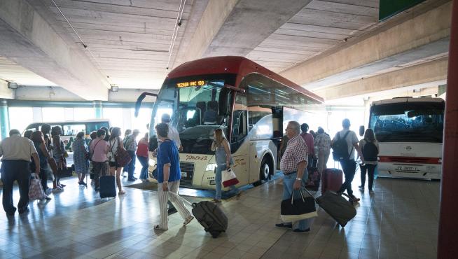 Un autobús de la empresa Jiménez partía ayer tarde de Teruel con destino a Zaragoza.