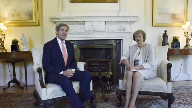 John Kerry junto a la primera ministra británica, Theresa May.