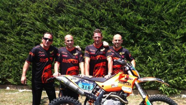 José Mª Tauler (técnico), Luis Hernández (debutante en coches tras 15 años en motos), David Val (mecánico) y Jesús Hernández (con más de una decena de Bajas en motos). Coviar Raid Sport. El zaragozano Javier Grasa dirige el Bowler Wildcat.