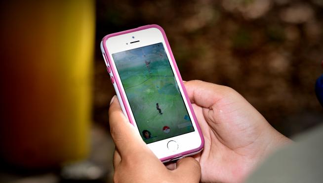 Un usuario juega a Pokémon Go.