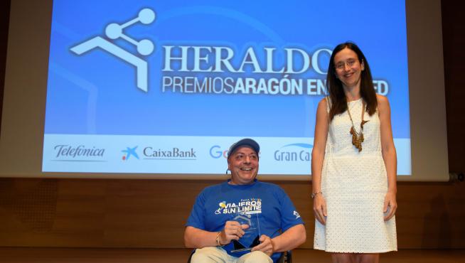 Miguel Nonay, autor de Viajeros Sin Límite, recogió el premio de Susana Betrán, gerente de Grancasa.