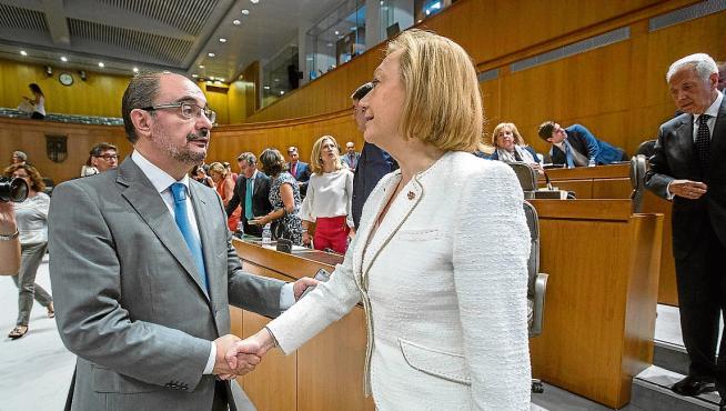 Javier Lambán y Luisa Fernanda Rudi, en el pleno de las Cortes tras las elecciones de mayo de 2015.