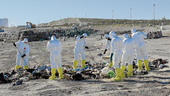 Los agentes, pertrechados con trajes de seguridad NRBQ, rastrearon la basura del ecovertedero durante cuatro días consecutivos.