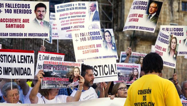 Las víctimas del accidente del Alvia, del que hoy se cumplen tres años, se concentran en la Plaza del Obradoiro para pedir justicia y exigir responsabilidades.