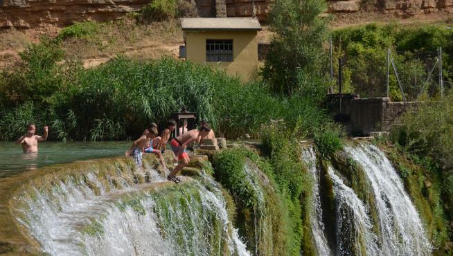 La presencia de bañistas en el salto de Bierge continúa, a pesar de las señales de prohibición.