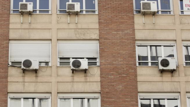 Aparatos de aire acondicionado en una fachada zaragozana.