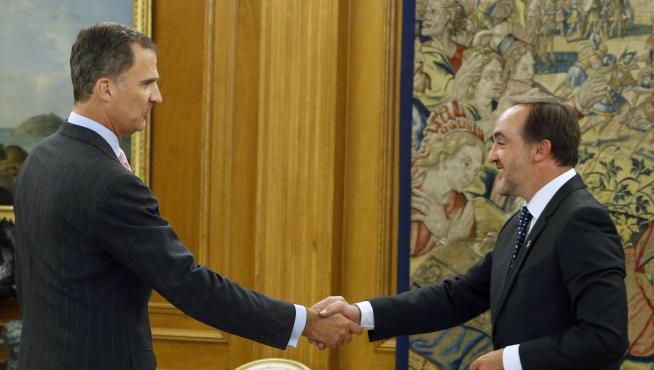 El Rey junto al presidente de Unión del Pueblo Navarro (UPN), Javier Esparza (d) durante la recepción ofrecida el marco de su ronda de consultas