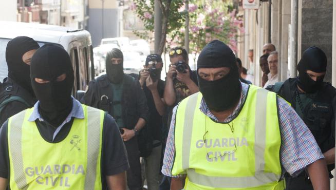 La Guardia Civil registra el domicilio de uno de los detenidos